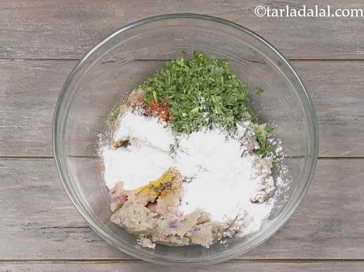 स्टेप 5 – अब इसमें कॉर्नफ्लोर, चावल का आटा और स्वादानुसार नमक डालें। …