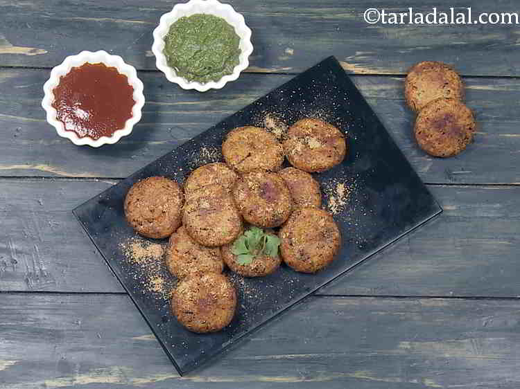 स्टेप 11 – चाट मसाला समान रूप से टिक्कियों के ऊपर छिड़कें।