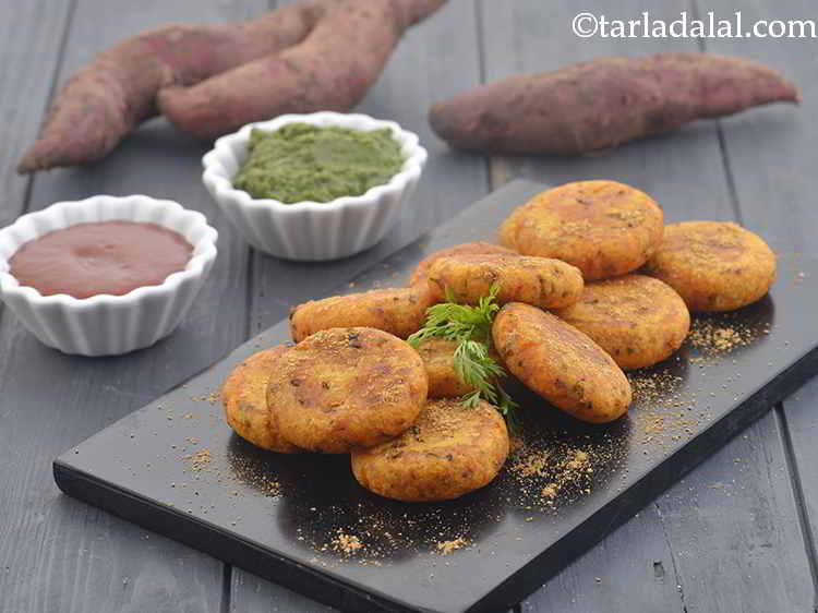 स्टेप 12 – हरी चटनी और टमाटर केचप के साथ <strong>शकरकंद की टिक्की</strong> …