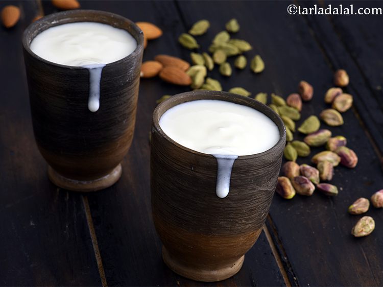 Step 9 – Serve&nbsp;<strong>Sweet Lassi (Punjabi&nbsp;</strong><strong>Sweet Lassi)&nbsp;</strong>chilled along with hot <a href="https://www.tarladalal.com/Paneer-Parathas-Punjabi-Paneer-Paratha-30912r">paneer parathas</a>.