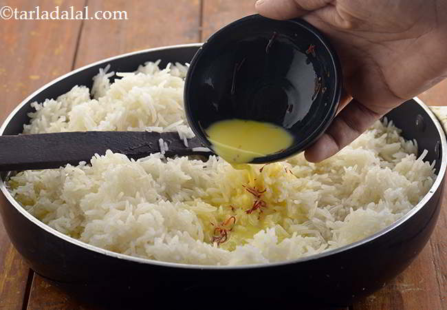 Step 23 – Add the saffron mixture to the rice.