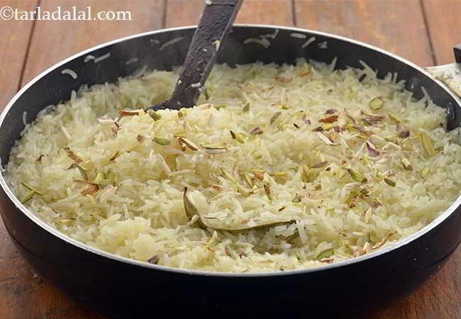Step 27 – Also sprinkle some pistachio slivers on&nbsp;<strong>sweet rice |&nbsp;meethe chawal&nbsp;|&nbsp;Indian sweet rice&nbsp;|&nbsp;zarda pulao&nbsp;| </strong>