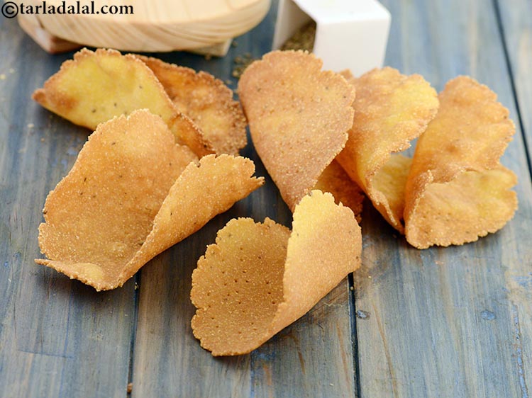 स्टेप 24 – बचे हुए आटे को दोहराकर १७ और <strong>टाको शेल</strong> बना …