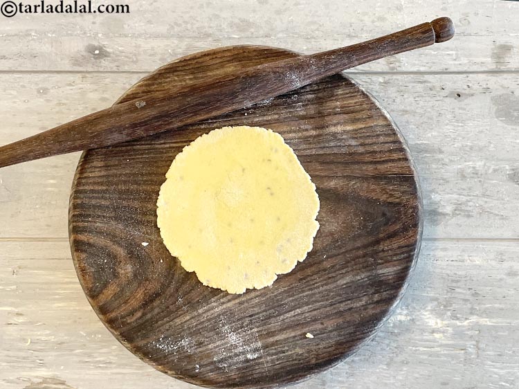 स्टेप 15 – आटे के एक भाग को थोड़े से मैदा का उपयोग …