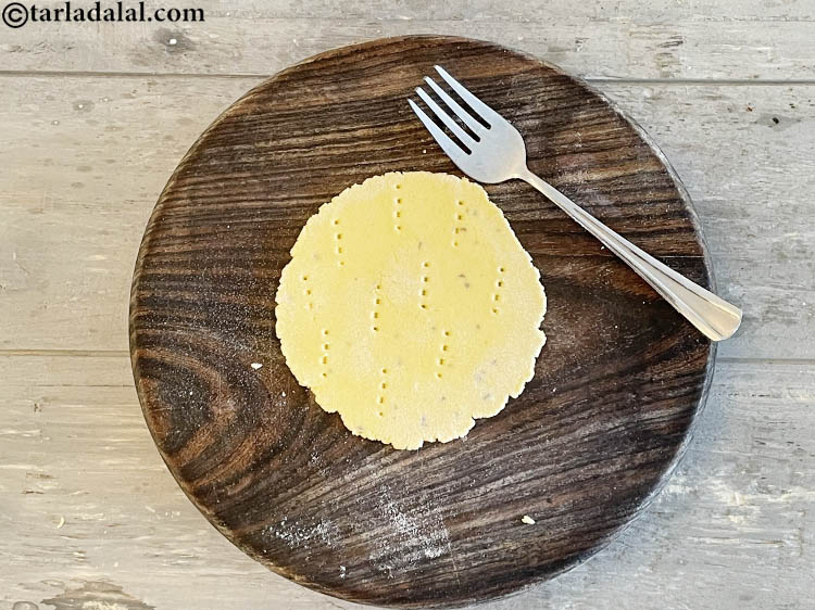 स्टेप 16 – नियमित अंतराल पर कांटा (fork) से छेद कर दीजिए। यह …