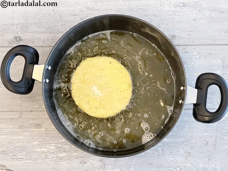 स्टेप 18 – टॉर्टिला को तलने वाली कलछी से नीचे की ओर दबाकर …