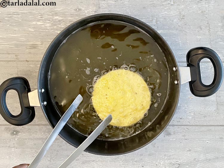 स्टेप 19 – पलट कर दूसरी तरफ भी तलें। ध्यान दें, आप टाको …