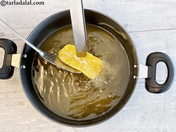 स्टेप 21 – खोल को दोनों तरफ से सुनहरा होने तक पकडकर तलना …