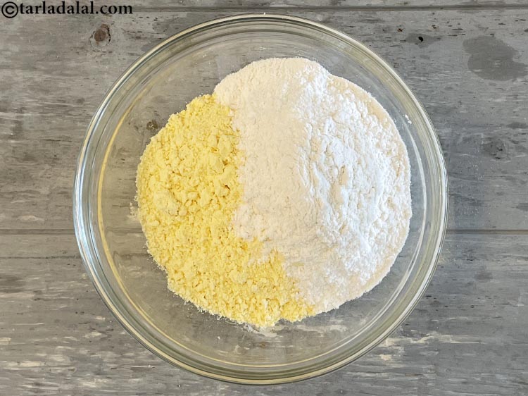 स्टेप 4 – १/२ कप <a href=""https://www.tarladalal.com/glossary-plain-flour-maida-hindi-188i"">मैदा</a> डालें।
