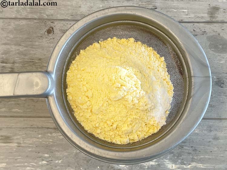 स्टेप 26 – मैदे और मक्का के आटे को गूंथने के लिए जरूरी …