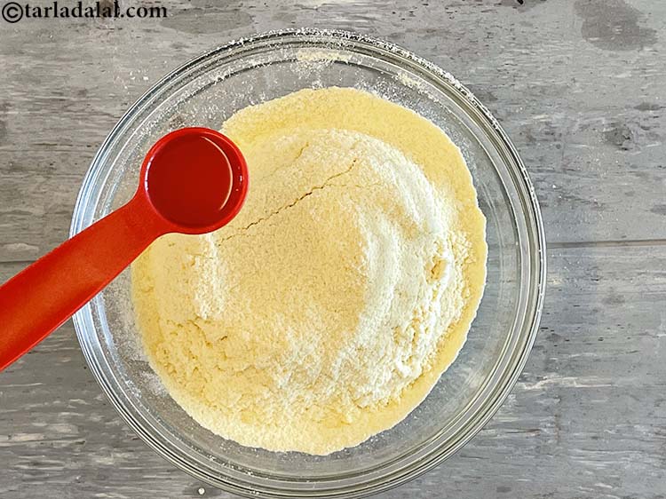 स्टेप 7 – १ टेबल-स्पून <a href=""https://www.tarladalal.com/glossary-oil-hindi-671i"">तेल</a> डालें।