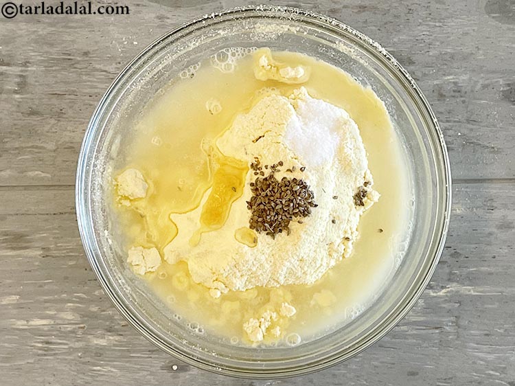 स्टेप 10 – अर्ध-शक्त आटा गूंथने के लिए पर्याप्त गरम पानी डालें। हमने …