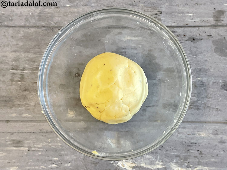 स्टेप 11 – अर्ध-शक्त आटा गूंथ लें।