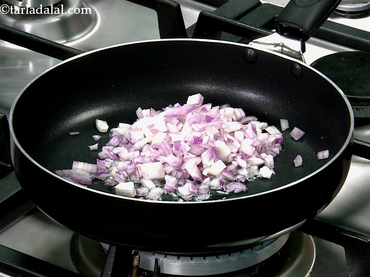 स्टेप 3 – <strong>मैक्सिकन टाकोस</strong> के लिए राजमा टॉपिंग बनाने के लिए, पहले …