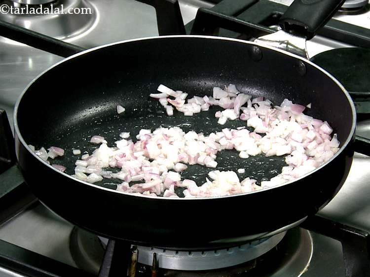 स्टेप 4 – लहसुन की पेस्ट ड़ालें और मध्यम आंच पर १ से …