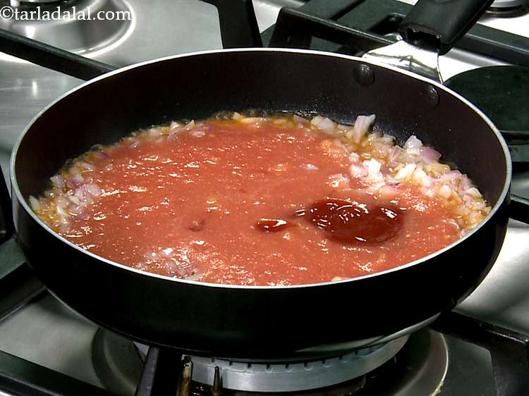 स्टेप 6 – फिर टमॅटो कैचप डालें, इससे राजमा टॉपिंग को हल्की मिठास …