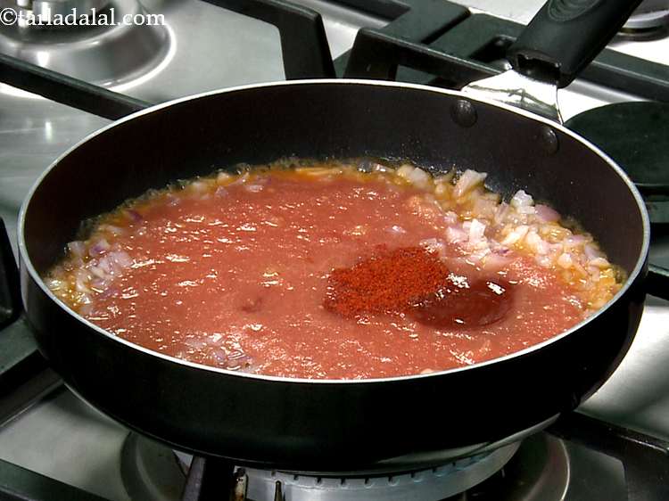 Step 7 – To spice up the rajma topping add chilli powder.