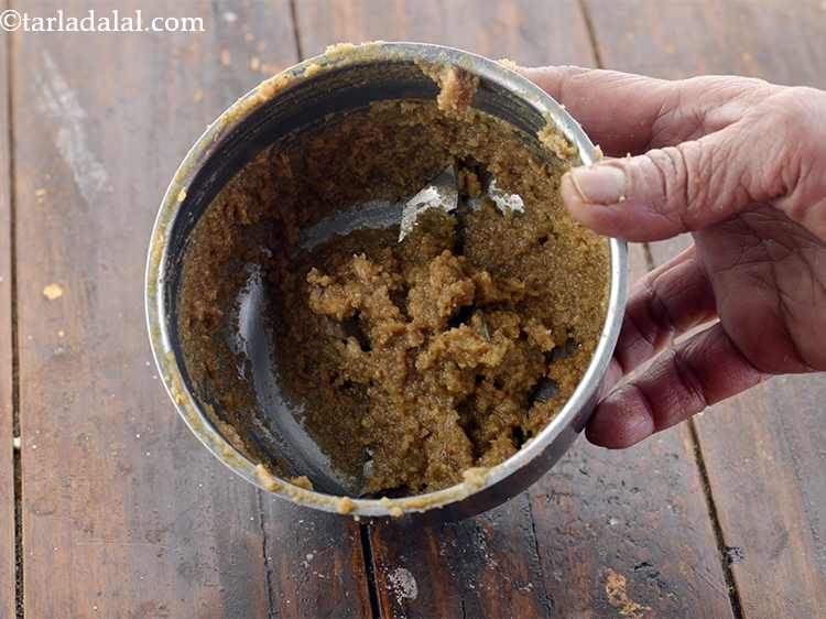 स्टेप 12 – ढक्कन बंद करें और इसे एक दरदरा पेस्ट बना लें। …