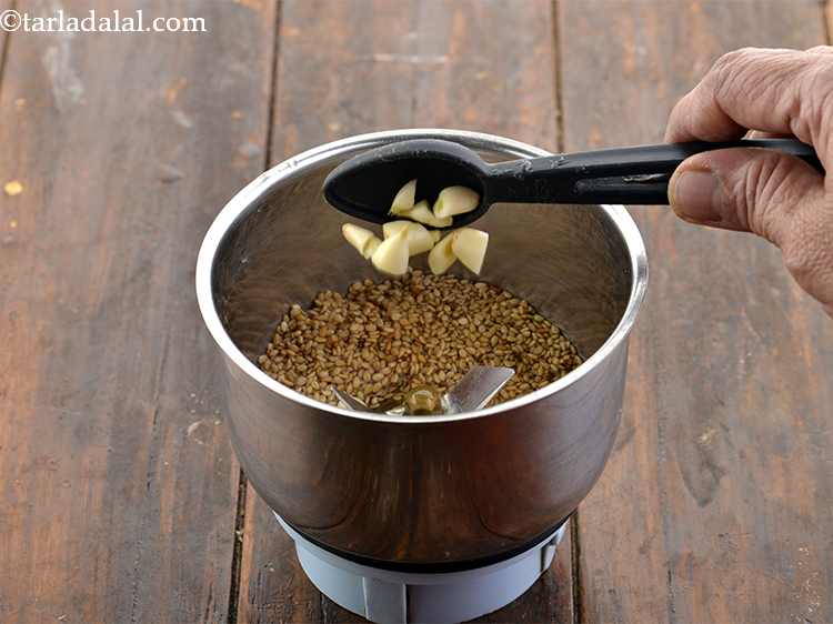 स्टेप 11 – फिर अंत में लहसुन और नमक डालें।