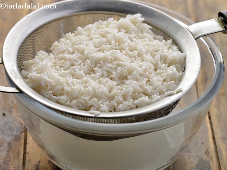 Step 4 – <p>Drain the rice with the help of a strainer.</p>