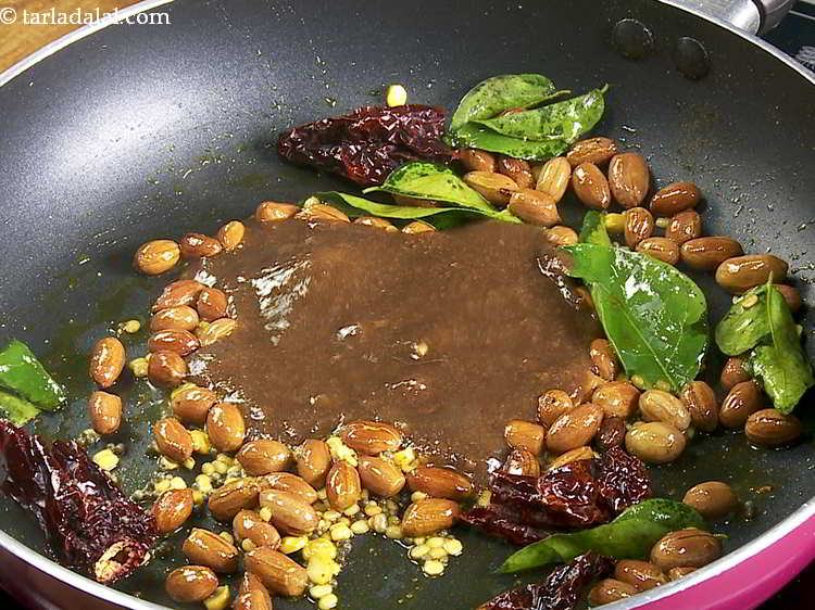 Step 33 – <p>Add the tamarind pulp.</p>