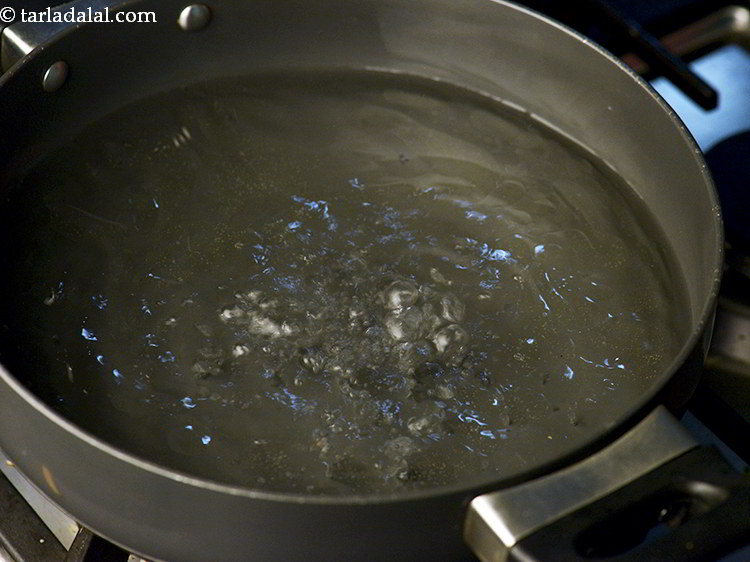 Step 5 – <p>Boil a vessel full of water, add 1 tbsp of oil.</p>