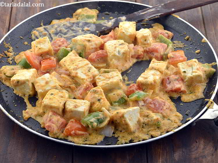 स्टेप 16 – मध्यम आंच पर ३ से ४ मिनट के लिए पकाएं …