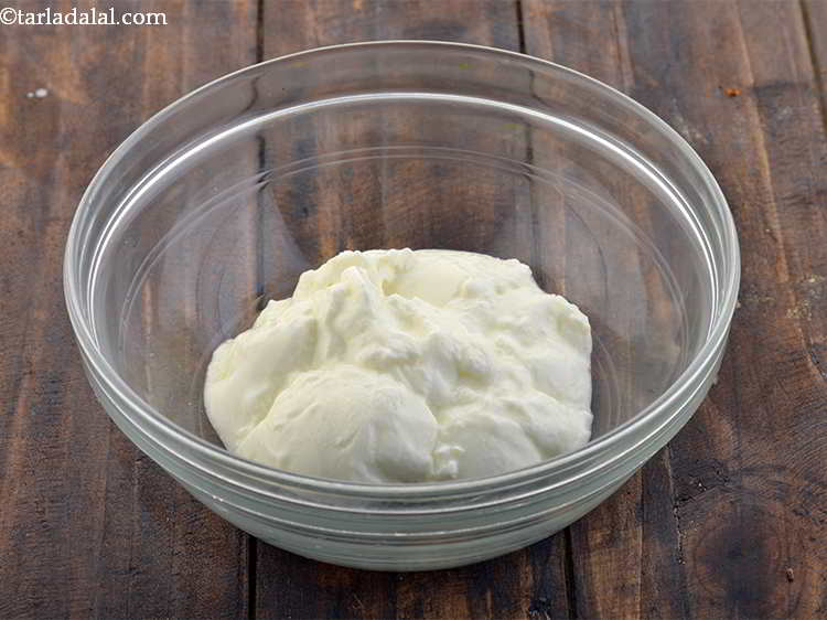 स्टेप 1 – <strong>तंदूरी पनीर पिज़्ज़ा के लिए मेरीनेड </strong>बनाने के लिए, एक …