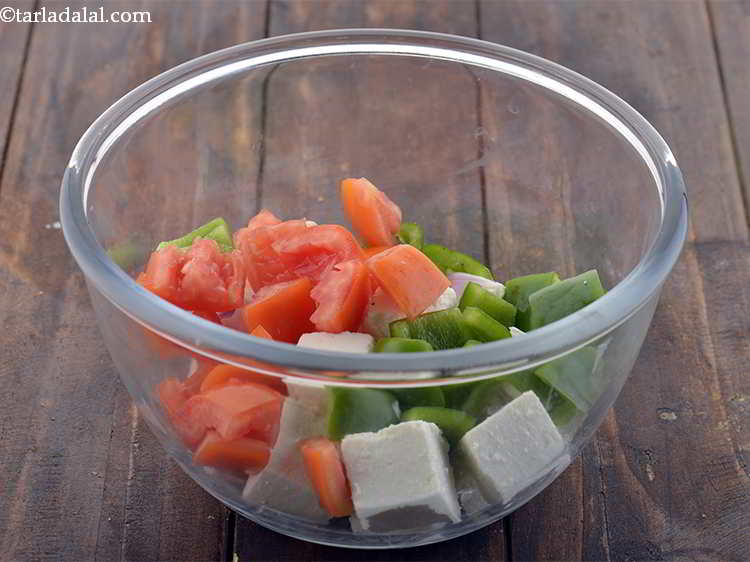 स्टेप 11 – टमाटर के क्यूब्स डालें।