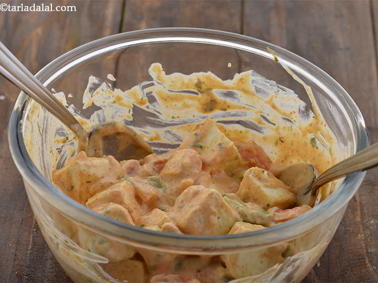 स्टेप 13 – २ बड़े चम्मच से हल्के हाथ से टॉस करें।