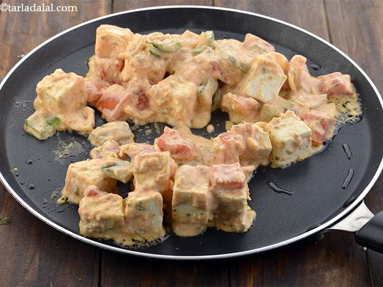 स्टेप 15 – एक नॉन-स्टिक तवे पर तेल गरम करें और उसमें मेरीनेड …