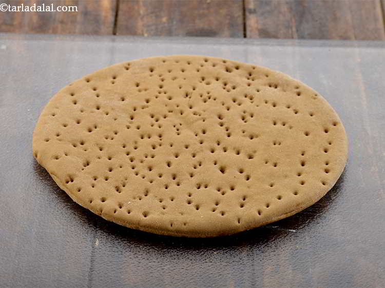 स्टेप 18 – पिज्जा बेस को साफ, सूखी सतह पर रखें। पिज्जा बेस …