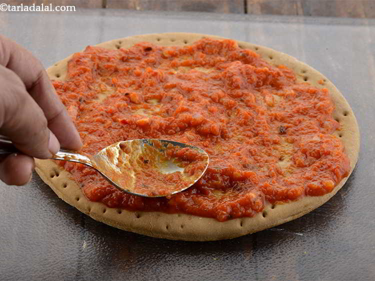 स्टेप 20 – इसे चमचे से समान रूप से फैलाएं।