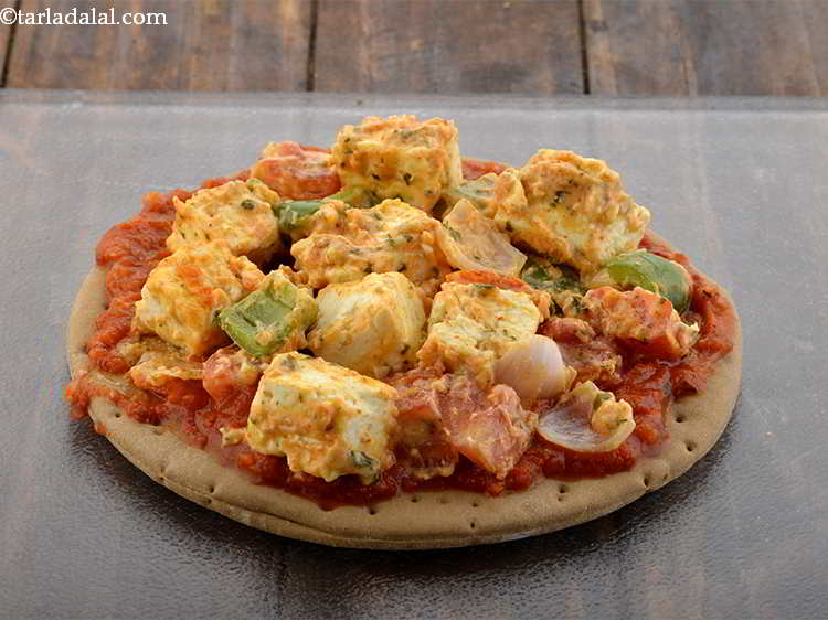 स्टेप 21 – इसके ऊपर <strong>तंदूरी पनीर</strong> टॉपिंग का १ भाग समान रूप …