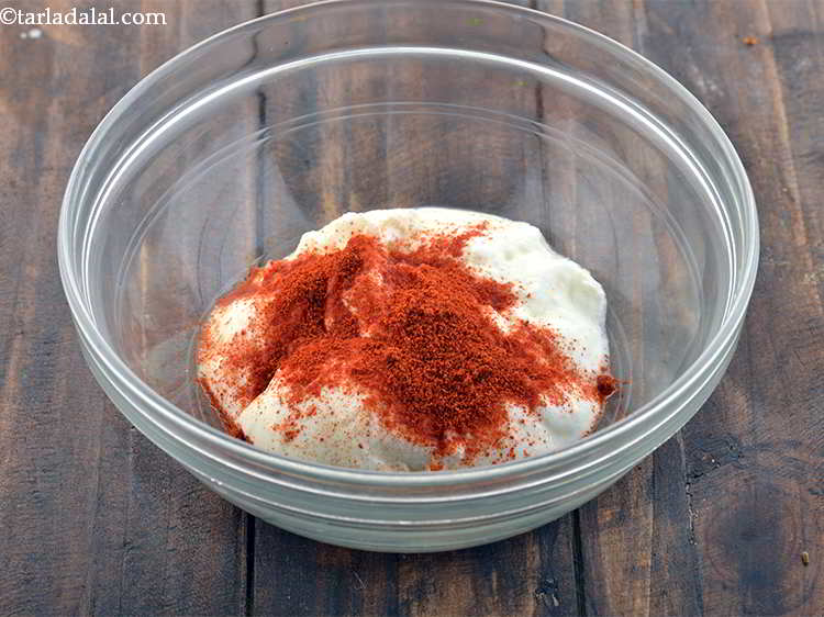 स्टेप 2 – मिर्च पाउडर डालें। आप जितना मसाला को संभाल सकते हैं …