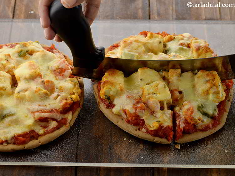 स्टेप 25 – <strong>तंदूरी पनीर पिज्जा</strong> निकालें और पिज्जा कटर या तेज चाकू …