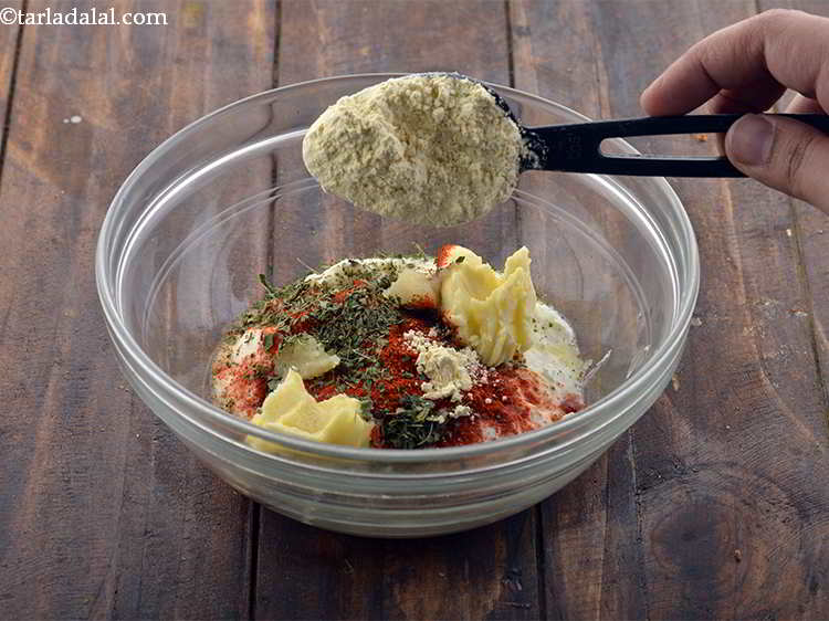 स्टेप 6 – बेसन डालें। इसे सब्जियों और पनीर के साथ मैरिनेड को …