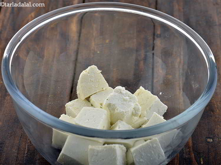 स्टेप 8 – एक गहरी कटोरी लें, उसमें पनीर डालें। सुनिश्चित करें कि …