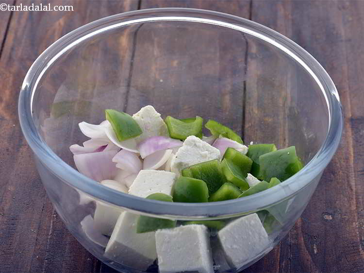 स्टेप 10 – शिमला मिर्च के क्यूब्स डालें। यदि आप शिमला मिर्च को …