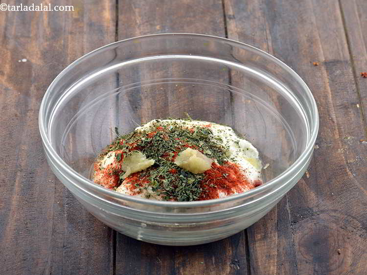 स्टेप 4 – लहसुन का पेस्ट डालें। साथ ही आप चाहें तो थोड़ा …