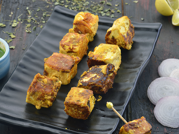 Step 24 – Serve <strong>paneer tikka</strong> dry immediately with mint chutney and pickled onions.