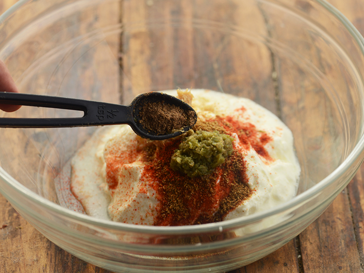 स्टेप 7 – काली मिर्च का पाउडर डालें। पकवान को तीक्ष्णता से लोड …