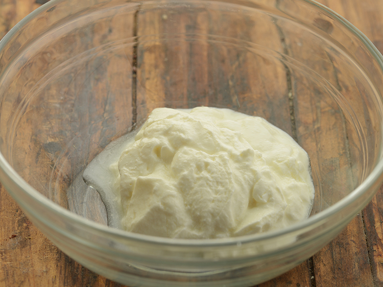 Step 3 – To prepare the marinade for<strong> paneer tikka</strong>, in a deep bowl take curd.&nbsp;