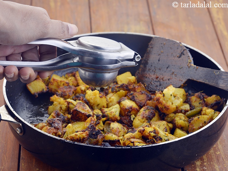 Step 25 – Switch off the flame and add 2 tsp&nbsp;<a href="https://www.tarladalal.com/glossary-lemon-juice-numbi-ka-ras-nimbu-ka-juice-471i">lemon juice</a>.