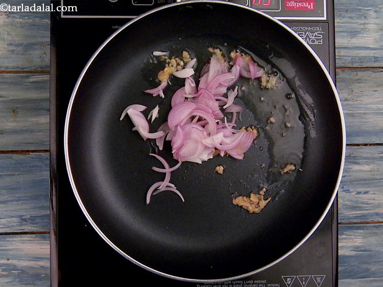 स्टेप 16 – कटा हुआ प्याज डालें। आप चाहें तो हरे प्याज का …