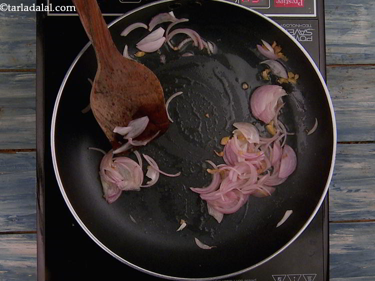 स्टेप 17 – प्याज को तेज आंच पर १ मिनट के लिए भूनें, …