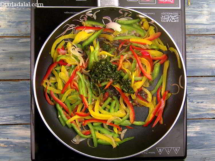 स्टेप 19 – सब्जियों में तैयार टैंगी सॉस डालें।