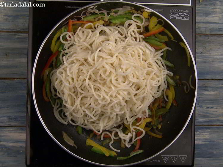 स्टेप 21 – उबले हुए हक्का नूडल्स डालें।