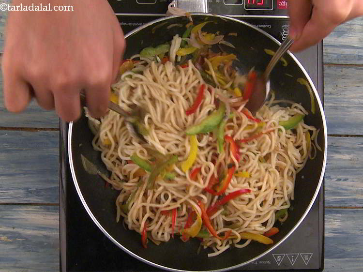 स्टेप 22 – <strong>कैप्सिकम नूडल्स</strong> को २ बड़े चम्मच की सहायता से अच्छी …