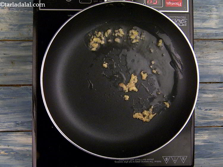 स्टेप 15 – कुछ सेकंड के लिए तेज आंच पर भून लें।